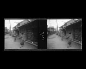 Image représentant Enfants jouant dans une rue d'un quartier commerçant