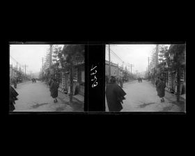 Image représentant Passants dans une rue décorée pour le nouvel an