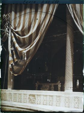 Image représentant Dans l'Arg (la citadelle royale), la salle du Takht-e-Marmar (Trône de marbre) dans la cour des jets d'eau