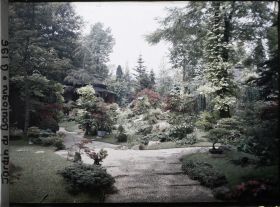 Image représentant Le " village japonais " vu depuis son entrée, côté jardin anglais