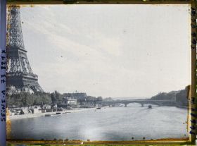 Image représentant Le ciel de Paris le jour de la signature du pacte Briand-Kellogg (vue sur le pont d'Iéna et la tour Eiffel depuis la passerelle Debilly)