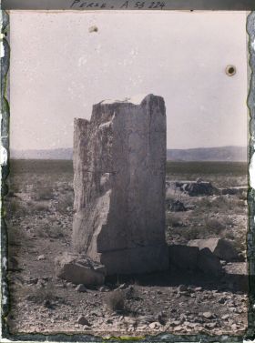 Image représentant Vestige d'un pilier de la salle d'audience près du tombeau de Cyrus II, décoré d'un génie ailé