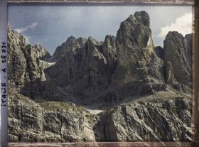 Image représentant La chaine de la Sella (Groupo di Sella ou Sellagruppe) depuis le col du Grödner (Grödner Joch ou passo Gardena)