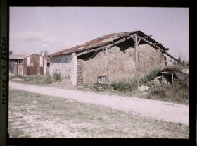 Image représentant France, Bras, Une grange provisoire