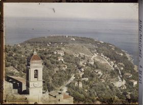 Image représentant Le clocher de Roquebrune avec une vue panoramique sur le cap Martin