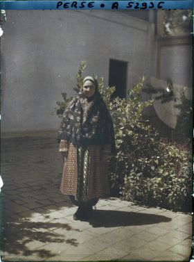 Image représentant Femme guèbre en costume traditionnel