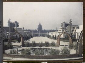 Image représentant L'Exposition des arts décoratifs, Jardin des Nymphéas sur l'esplanade des Invalides, devant le Pavillon de Sèvres