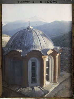 Image représentant Turquie, Mont Athos, Stravonikita, Les coupoles de Stravonikita ; au fond on aperçoit le Mont Athos