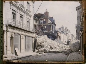 Image représentant La rue des Halles après l'effondrement de la tour Charlemagne