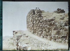 Image représentant Chemin bordant, en montant, le mur d'enceinte de la citadelle (rampe d'accès de l'entrée principale ?)