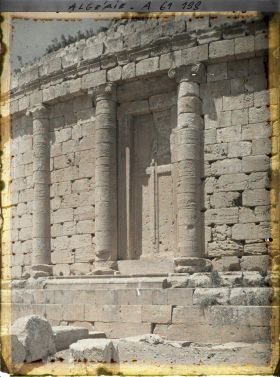 Image représentant Une fausse porte sur la façade Est du tombeau de la Chrétienne