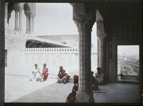 Image représentant Des gardes en costumes anciens sur une terrasse dans le fort Rouge (Lal Qila)