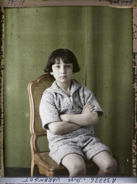 Image représentant https://musee-albert-kahn.s-museum.fr/home/NWQ2OTAwYzNmYjZlZTk1ZWQwODJmMjY4L2dlbmVyaWMtbm90aWNlLXRhYi9hdXRob3JpdHkvNjE3YTc5ZjVjZjhiODk2OGIzMzM3ZDIx/5d6900c3fb6ee95ed082f268/generic-notice-tab/authority/617a79ebcf8b8968b33379bb L'enfant Serge Varangot