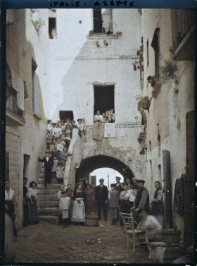 Image représentant Portrait de groupe dans la cour et les escaliers d'un immeuble