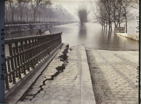 Image représentant Le sol fendu par la poussée de la crue de la Seine et la ligne de chemins de fer des Invalides inondée, quai d'Orsay