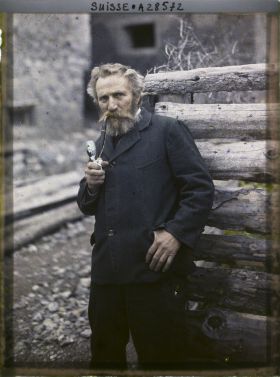 Image représentant Un paysan romanche pose dans une rue