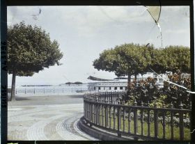 Image représentant La rade et l'arrière d'un bateau de la CGN depuis le Jardin anglais