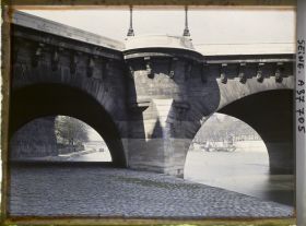Image représentant Les arches du Pont-Neuf, en direction du Louvre