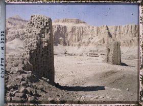 Image représentant Deihr el Bahri au pied de la montagne