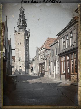 Image représentant La Kerkstraat menant à la tour de l'Horloge