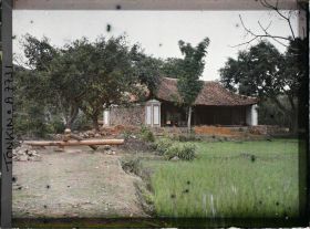 Image représentant Un temple en construction au bord de la route reliant Hai-phong à Kiên-an