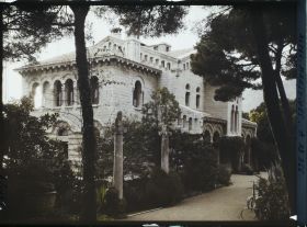 Image représentant Allée longeant la façade nord de la villa Cypris, côté rue