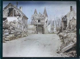 Image représentant Même porte vue de plus loin avec les maisons démolies au premier plan