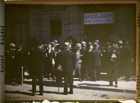 Image représentant Cinquième assemblée annuelle de la Société des Nations (SDN) à Genève. Sortie des délégués devant l'Hôtel Victoria