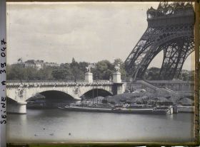 Image représentant Le pont d'Iéna et les pieds de la tour Eiffel