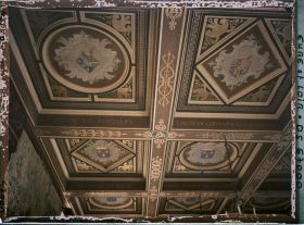 Image représentant Détail du décor des caissons du plafond de la salle des gardes du chateau