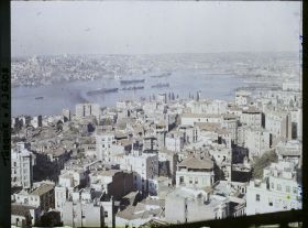 Image représentant La Corne d'Or, vue depuis le haut de la tour de Galata (rive gauche, nord) vers le faubourg d'Eyüp