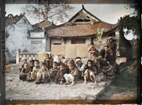 Image représentant Un groupe de villageois (principalement des enfants) assis devant le temple bouddhique, dit " Pagode de l'abattoir "