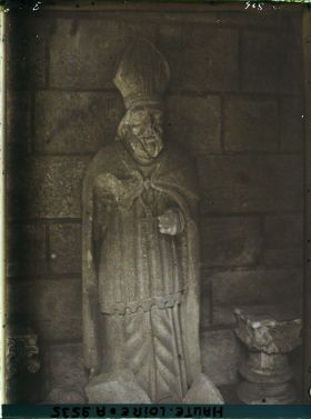 Image représentant Une statue d'évèque dans la galerie nord du cloître de la cathédrale Notre-Dame-de l'Annonciation
