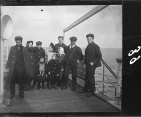 Image représentant Groupe de passagers des 2emes classes posant pour le photographe