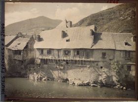 Image représentant France, Vallée d'Ossau, Sarrancolin : Vieilles maisons