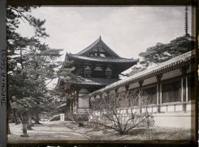 Image représentant Temple Hôryû-ji : le Kairô (corridor formant l'enceinte) et la Chûmon (Porte du Milieu)