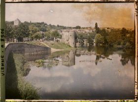 Image représentant Vue sur le Clain et des vestiges de l'ancien château militaire