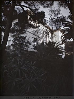 Image représentant La Villa Dunure vue à travers les arbres