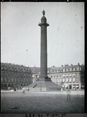 Image représentant La colonne Vendôme protégée contre les bombardements