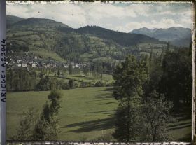 Image représentant La commune et la vallée du Lez, vue vers l'amont prise de la rive gauche