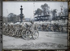 Image représentant Canons et avions pris aux Allemands exposés place de la Concorde
