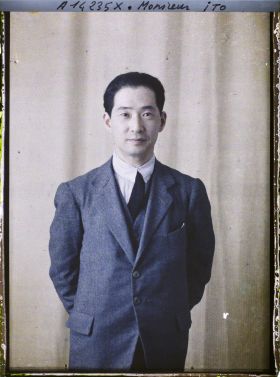 Image représentant https://musee-albert-kahn.s-museum.fr/home/NWQ2OTAwYzNmYjZlZTk1ZWQwODJmMjY4L2dlbmVyaWMtbm90aWNlLXRhYi9hdXRob3JpdHkvNjE3YTc5ZjVjZjhiODk2OGIzMzM3ZDIx/5d6900c3fb6ee95ed082f268/generic-notice-tab/authority/617a79ebcf8b8968b3336fa6 Monsieur Ito