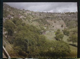 Image représentant France, Roc-Amadour, Vue prise sur le bord de Roc-Amadour, le ravin de l'Alzou vers l'amont avec le village de l'Hospitalet