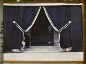 Image représentant Les funérailles de l'ambassadeur des États-Unis Myron Herrick, décoration de l'entrée de l'église américaine quai d'Orsay