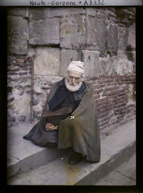 Image représentant Un vieillard faisant la quête sur les marches de la basilique Saint-Sernin