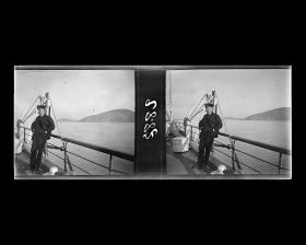 Image représentant Un occidental, probablement Monsieur Jovinet, à la proue du vapeur chinois Kiang-Yu sur le Yangzijiang ("fleuve Bleu")