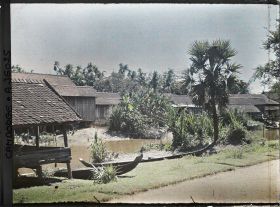 Image représentant Des habitations au bord du Stu'ng Siem Reap, tournant le dos à la rivière pour se conformer à des données astrologiques