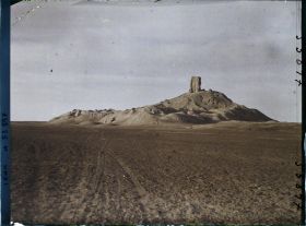 Image représentant Le tell (colline de ruines) avec les vestiges du Bit-Zida (140 mètres de hauteur), (VIe siècle avant J.-C. -?-)