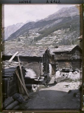 Image représentant Une rue et des mazots à Zermatt