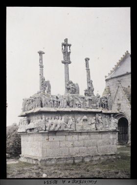 Image représentant Le calvaire de la chapelle Notre-Dame-de-Tronoën face au porche de l'église